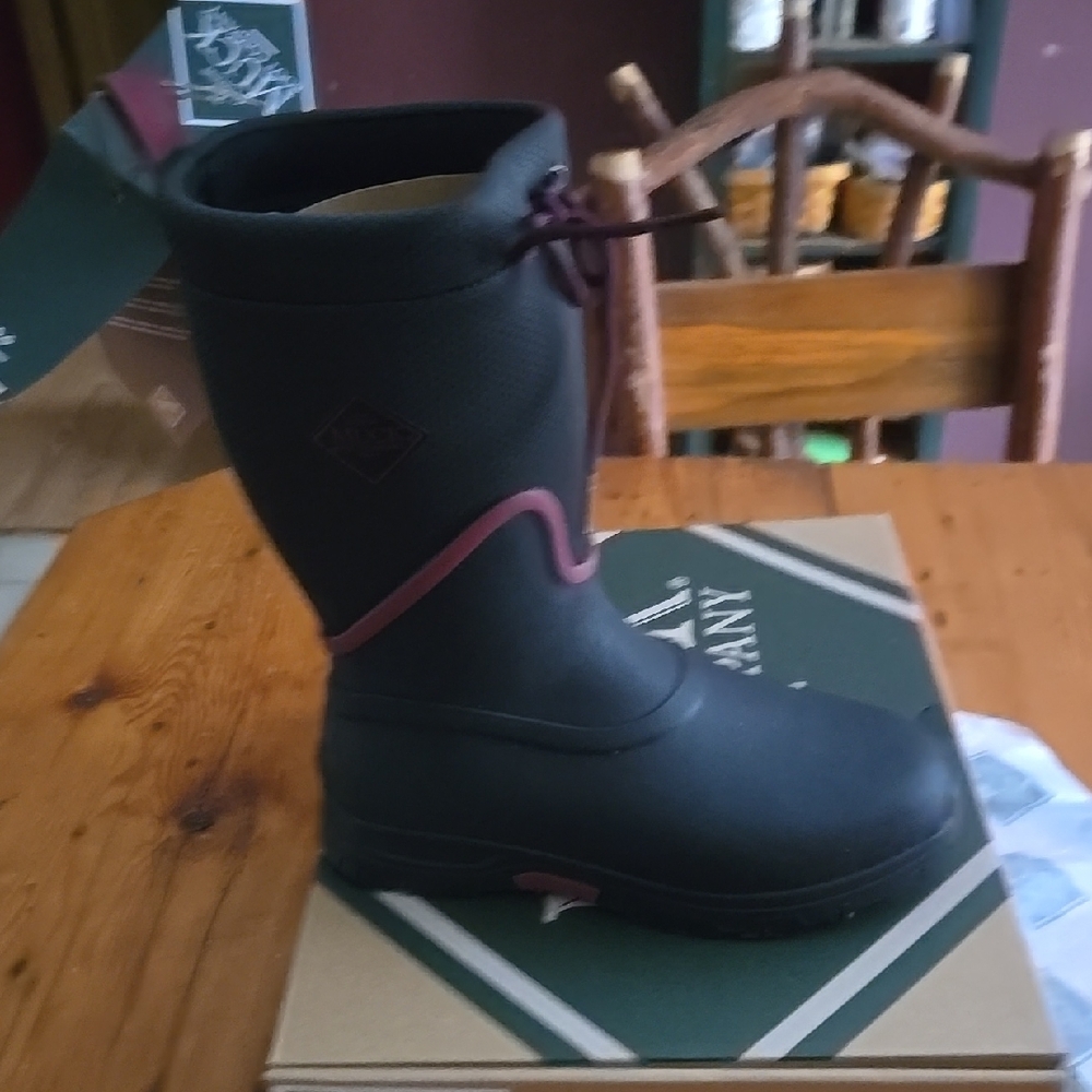 New Muck Boot Black and Burgundy Rain Boots Sz 7 M